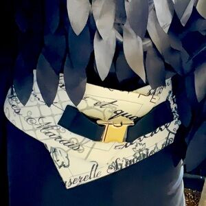 Wide hip belt.  Elastic back section to fit snugly.